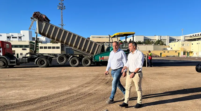 Juan Monzón junto a Jacobo Medina visitando las obras Ciudad Deportiva Lanzarote.