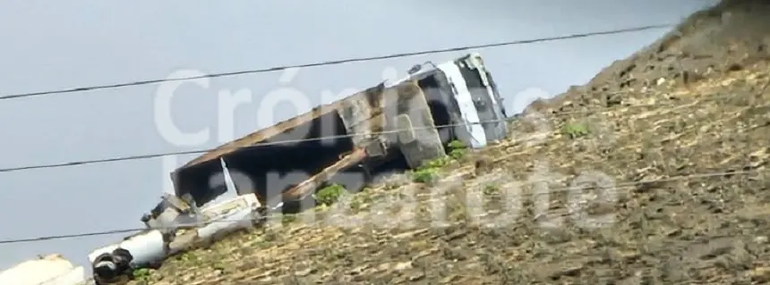 Imagen del camión de reciclaje volcado en la zona de Montaña Mina.