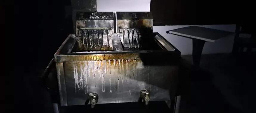 Imagen del estado de la freidora tras el incendio.