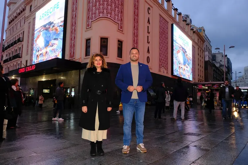 Eli Merino y Yonathan de León en la plaza de Callao.