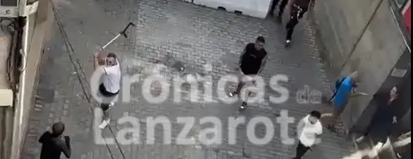 Imagen de la pelea en la calle Quiroga de Arrecife. (1)