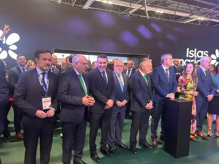 Momento de la inauguración oficial del stand de Canarias con algunos de los cargos políticos más importantes del Archipiélago.