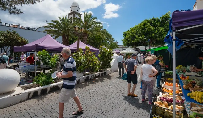 Imagen de Turismo Lanzarote de un mercadillo que se ha montado en ocasiones en diferentes zonas, en este caso en la plaza de Las Palmas de Arrecife.