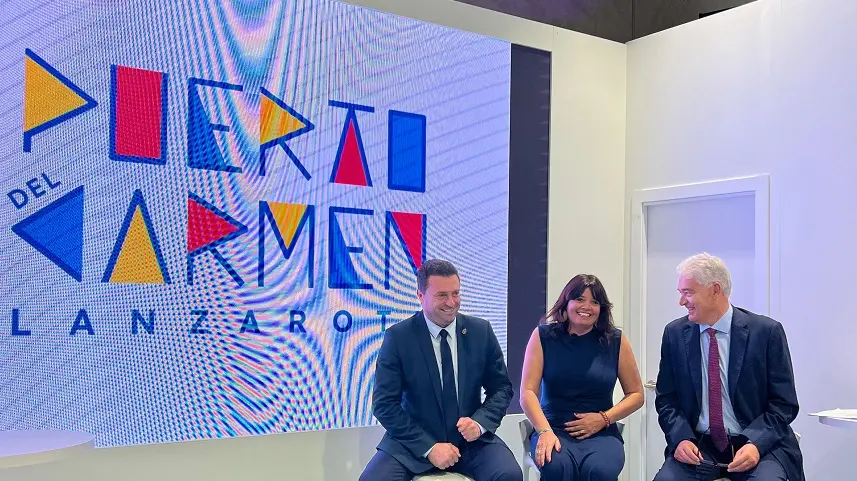 José Juan Cruz junto a Óscar Noda y Olivia Duque en la presentación de Puerto del Carmen.