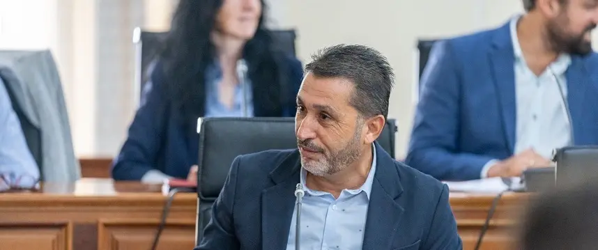 Roy González en uno de los plenos del Ayuntamiento de Arrecife.