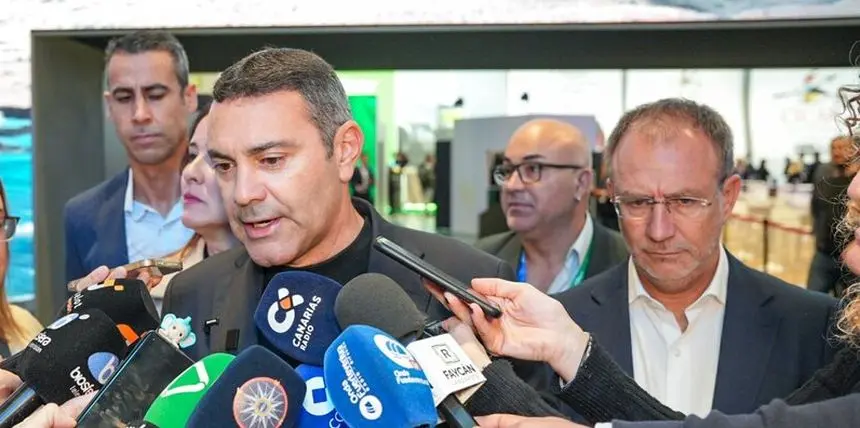 Oswaldo Betancort este jueves en la improvisada rueda de prensa que dio con sus compañeros de Fuerteventura y La Palma en FITUR