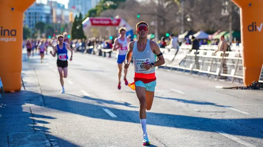 El atleta lanzaroteño entrando en la meta.