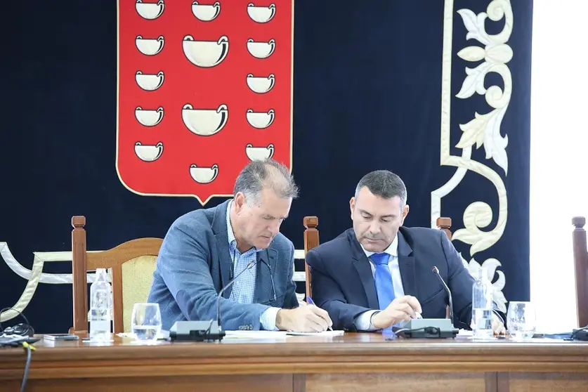 Domingo Cejas y Oswaldo Betancort en la Asamblea General del Consejo Insular de Aguas.