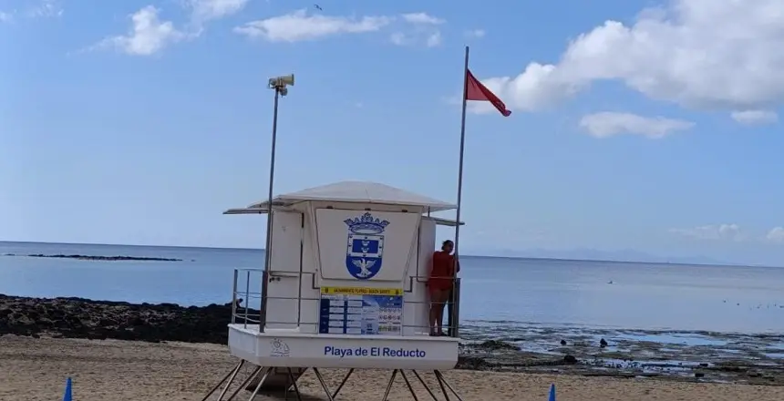 Imagen de la bandera roja en la playa de El Reducto.