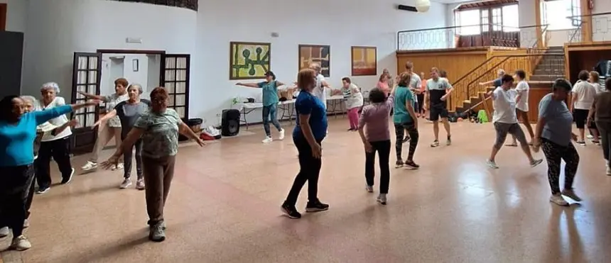 Mayores realizando actividades.