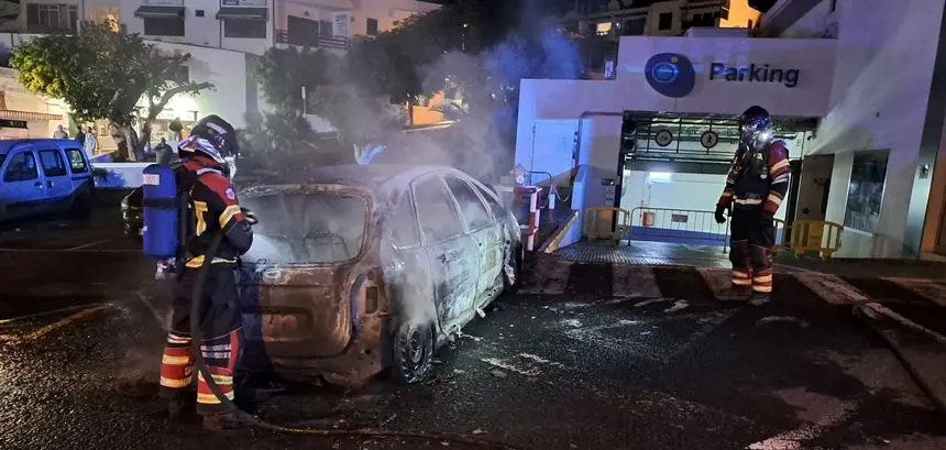 El vehículo quedó totalmente calcinado tras el incendio
