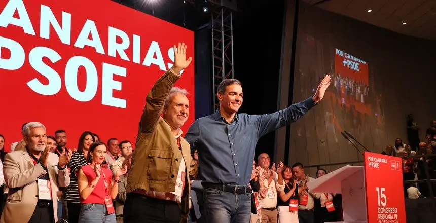 Pedro Sánchez este domingo arropando a Ángel Víctor Torres en su reelección