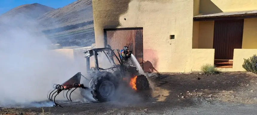 Imagen del momento en el que los bomberos trataban de controlar el fuego
