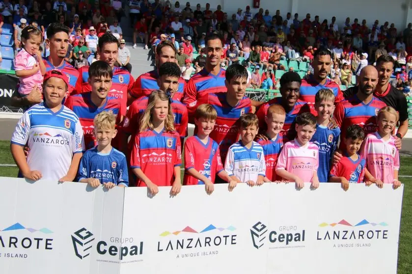 Los jugadores rojillos con sus aficionados más pequeños