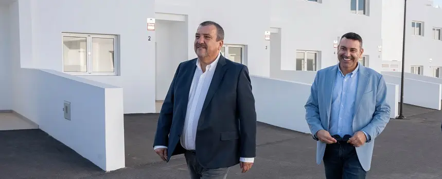 El presidente del Cabildo de Lanzarote junto al consejero Miguel Ángel Jiménez en las viviendas de Playa Blanca.