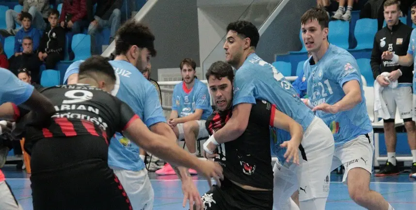 Jugador del San José Obrero intentado penetrar la defensa rival durante el choque.