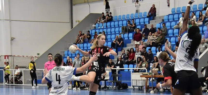 Jugadora del San José Obrero realizando un lanzamiento contra la defensa del Anaitasuna.