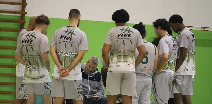 Jugadores del Costa Teguise recibiendo instrucciones.