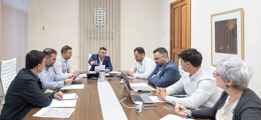 Imagen de un encuentro del Cabildo con el Ayuntamiento de Arrecife con Jacobo Medina todavía como vicepresidente de la institución insular