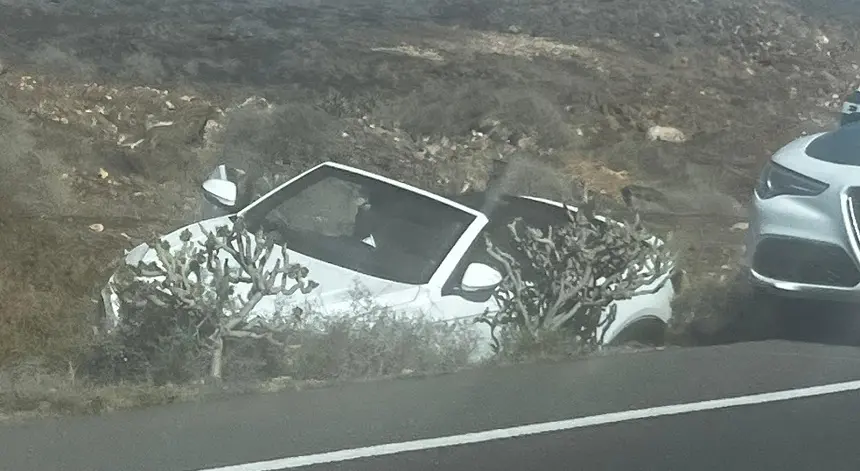 Imagen del vehículo fuera de la carretera.