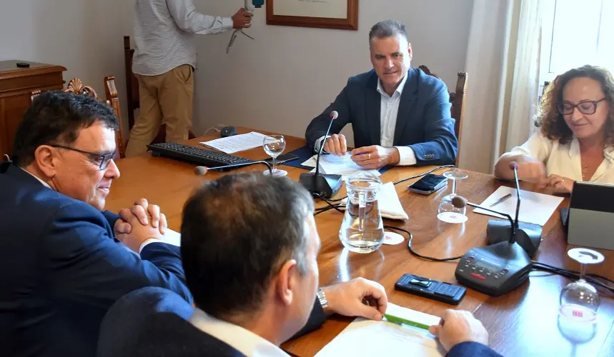 Reunión de Domingo Cejas y el consejero de Aguas del Gobierno de Canarias.