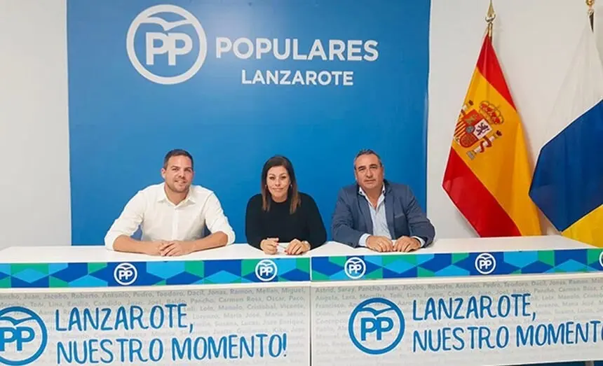 Ángel Vázquez junto a Jacobo Medina y Astrid Pérez.