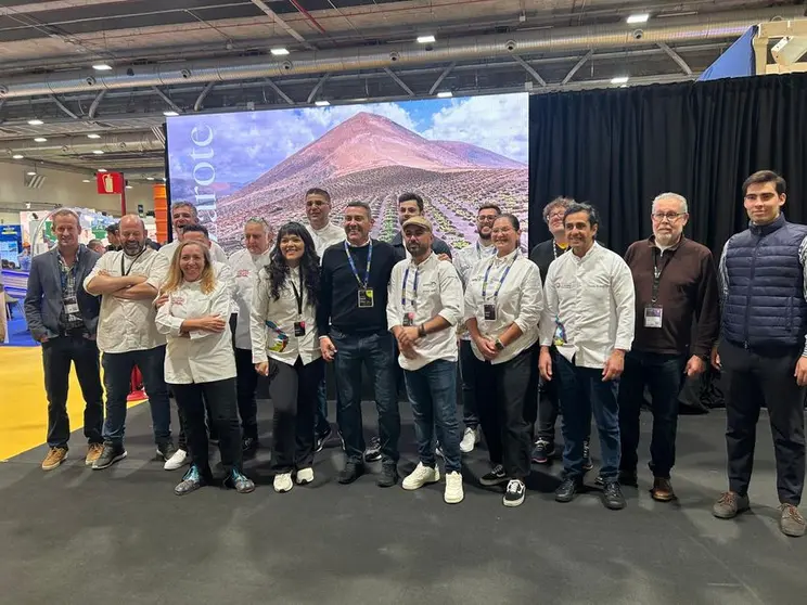 El presidente del Cabildo de Lanzarote, Oswaldo Betancort, posando con algunos de los chefs conejeros desplazados a IFEMA.