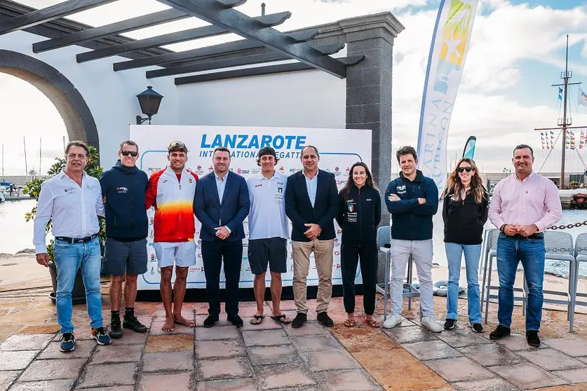 Organizador, patrocinadores, colaboradores y regatistas en la presentación en el Marina Rubicón.