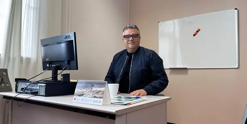 Armando Santana en su oficina del Cabildo de Lanzarote.