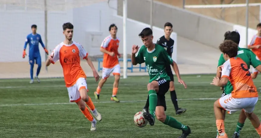 Jugador del Unión Sur Yaiza controlando el balón ante los jugadores del Acodetti.
