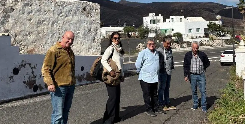 Componentes del grupo de gobierno en una de las calles del municipio de Haría.