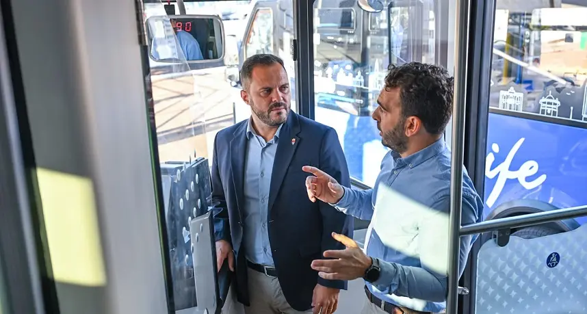 El alcalde de Arrecife Yonathan de León y el concejal de Transportes y Movilidad, Mario González Altube, viajando en las nuevas guaguas de Arrecife 