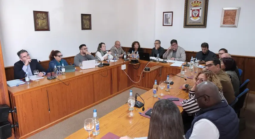 Foto celebración sesión plenaria en San Bartolomé.