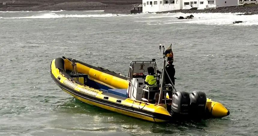 Imagen de la embarcación de Emerlan por la zona norte de Lanzarote intentando encontrar al desaparecido.