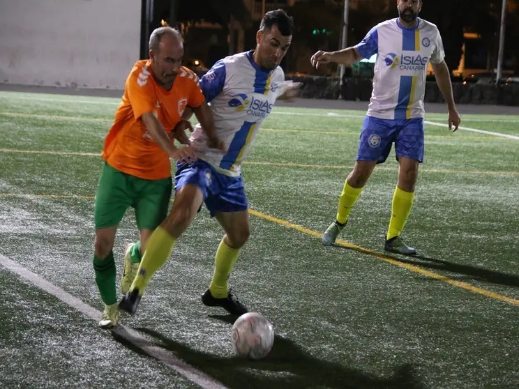 Jugador del Haría intentando robar la pelota al jugador rival.