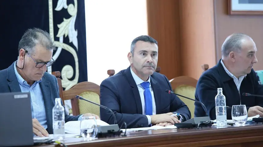 El presidente del Cabildo y el consejero de Aguas en una asamblea del Consorcio