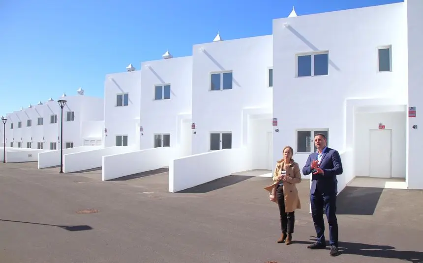 Óscar Noda visitando las obras de lasw viviendas