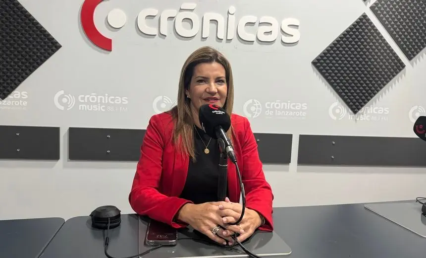 María Jesús Tovar en el estudio de Crónicas Radio.