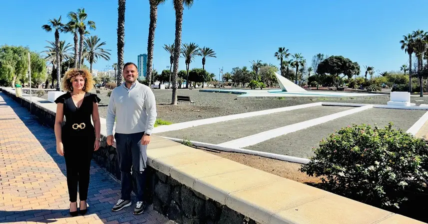 El alcalde de Arrrecife y la concejala de Turismo, Comercio y Deportes, junto al Parque Temático, cuyas obras de modernización salen este 2025 con la concesión de Costas.