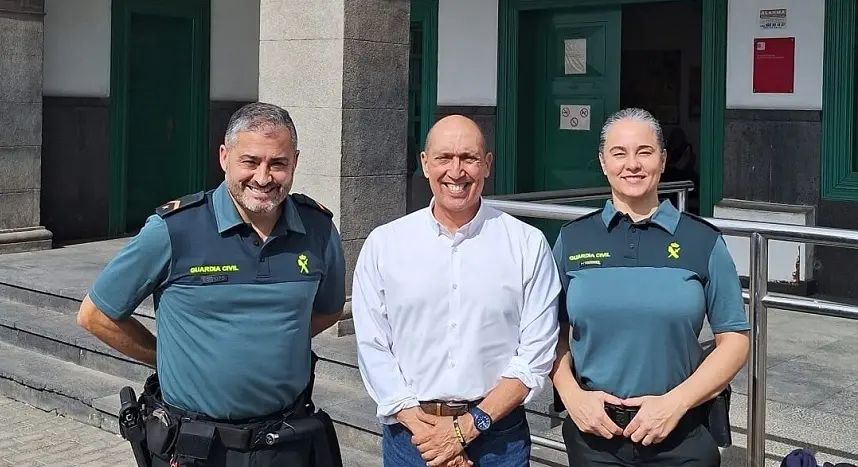 Pedro Viera junto a dos agentes de la Guardia Civil.