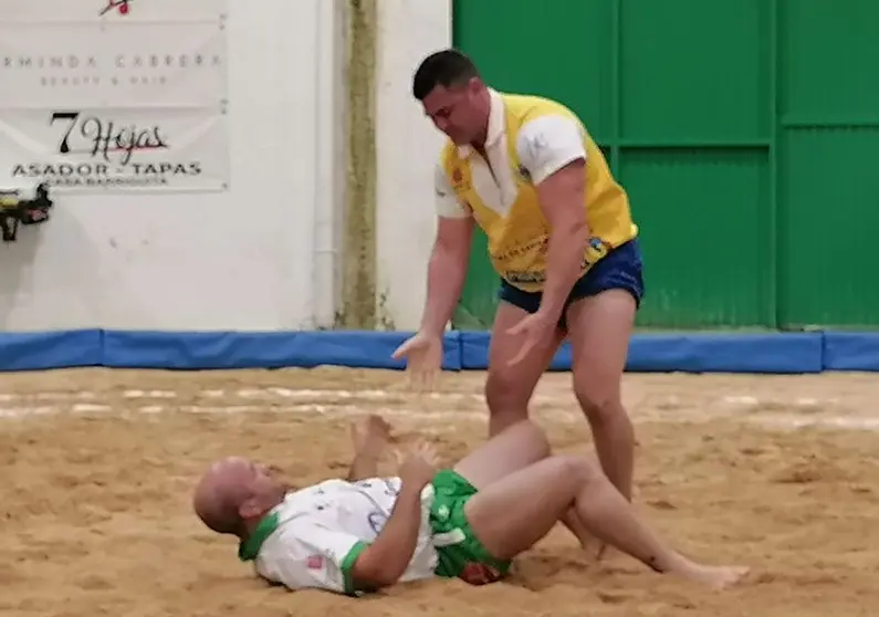 Imagen de un luchador del Unión Sur Yaiza levantando a un rival del San Bartolomé.