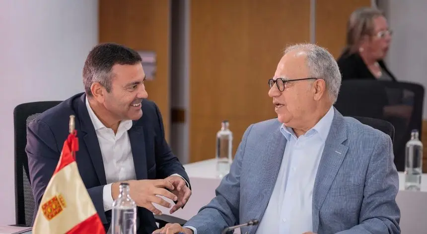 Oswaldo Betancort con Casimiro Curbelo en una reunión en Lanzarote