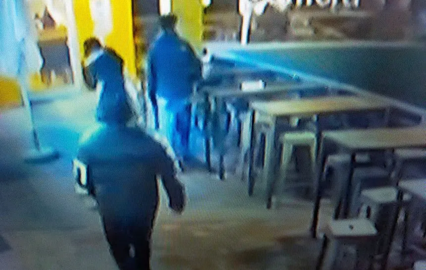 Momento de la agresión captada por las cámaras de seguridad del centro comercial de Matagorda