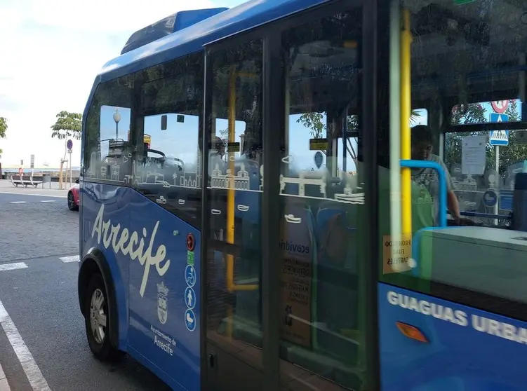 Imagen de una guagua de Arrecife.