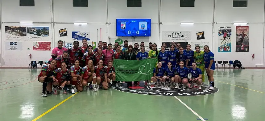 Jugadoras del Zonzamas y del Carballal junto a la representante de la Asociación Española contra el cáncer.