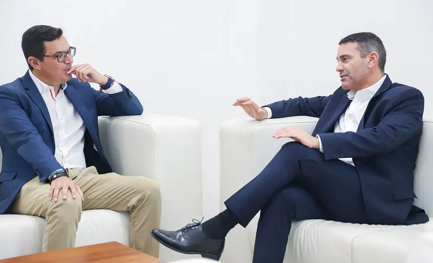 Reunión entre el presidente del Cabildo de Lanzarote y el consejero de Obras Públicas del Gobierno de Canarias.