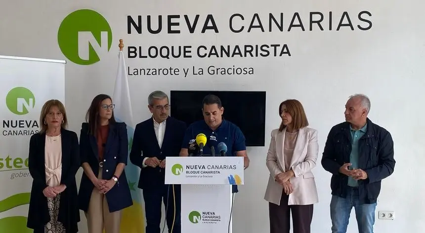 Yoné Caraballo en el centro de la imagen durante la rueda de prensa de este lunes.