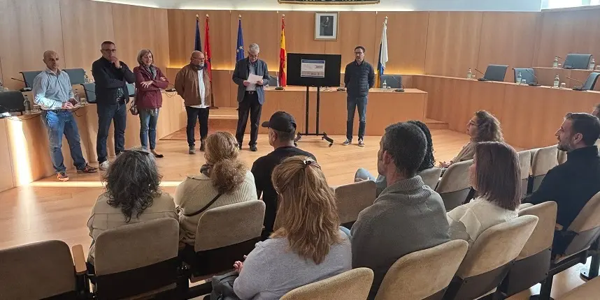Representantes del Ayuntamiento de Tías junto a las personas contratadas.