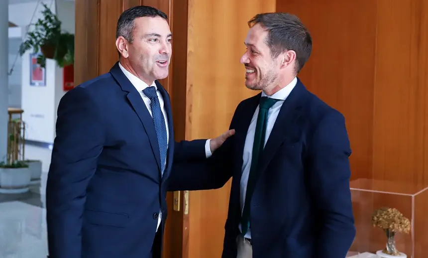Oswaldo Betancort junto al consejero de Transición Ecológica del Gobierrno de Canarias