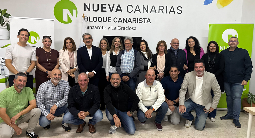 Román Rodríguez y los parlamentarios de Nueva Canarias con los presentantes de la formación en Lanzarote.